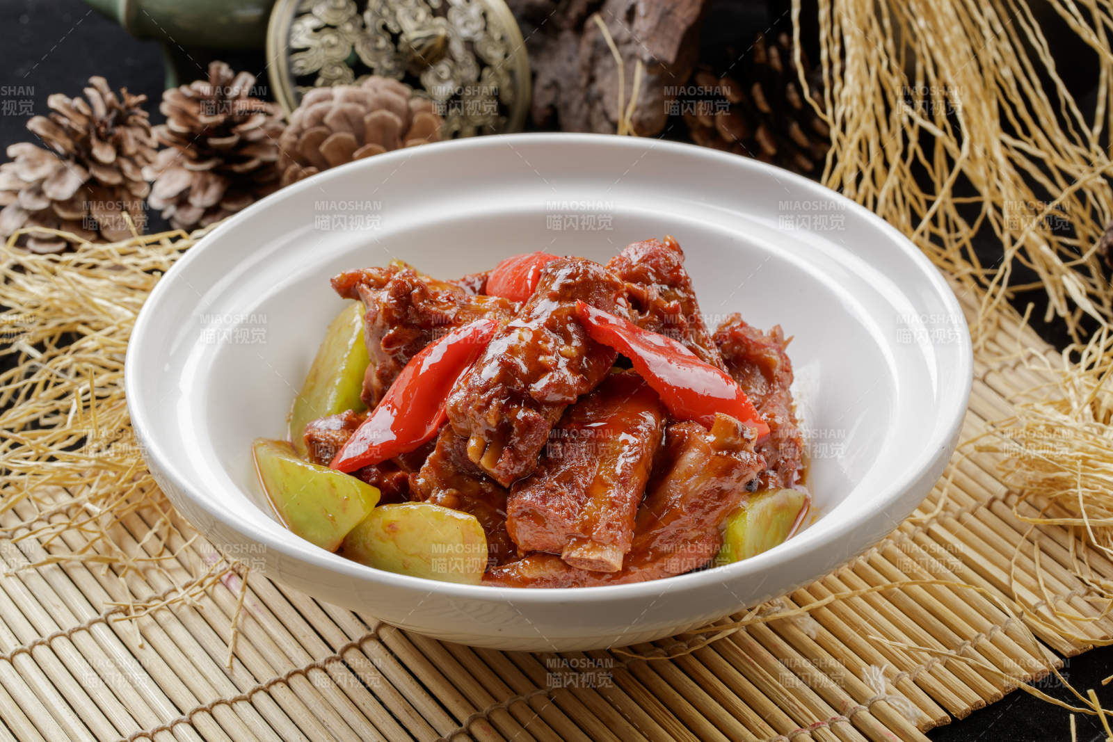 寿司帘上的白色砂锅装的酱小排图片