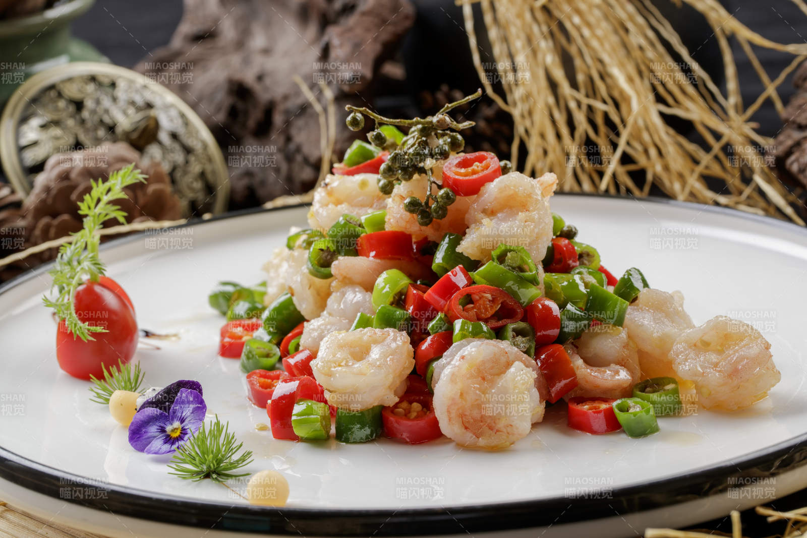 寿司帘上的白色圆盘装的米椒虾仁图片