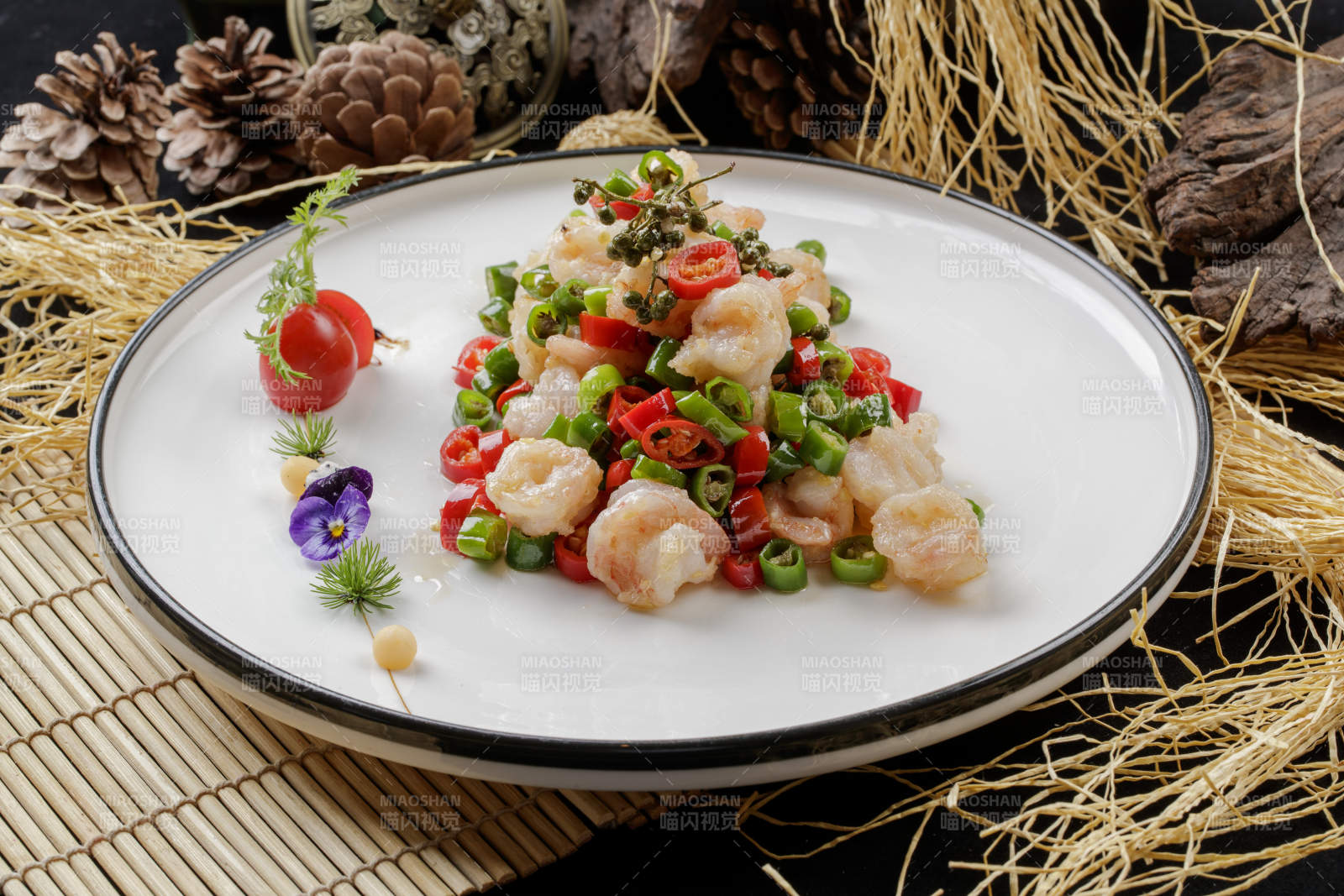 寿司帘上的白色圆盘装的米椒虾仁图片