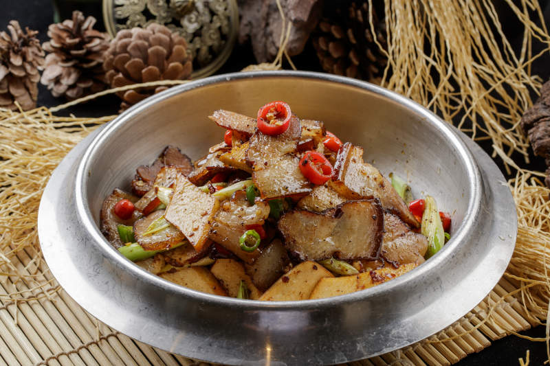 不锈钢餐具装的干锅腊肉土豆片图片