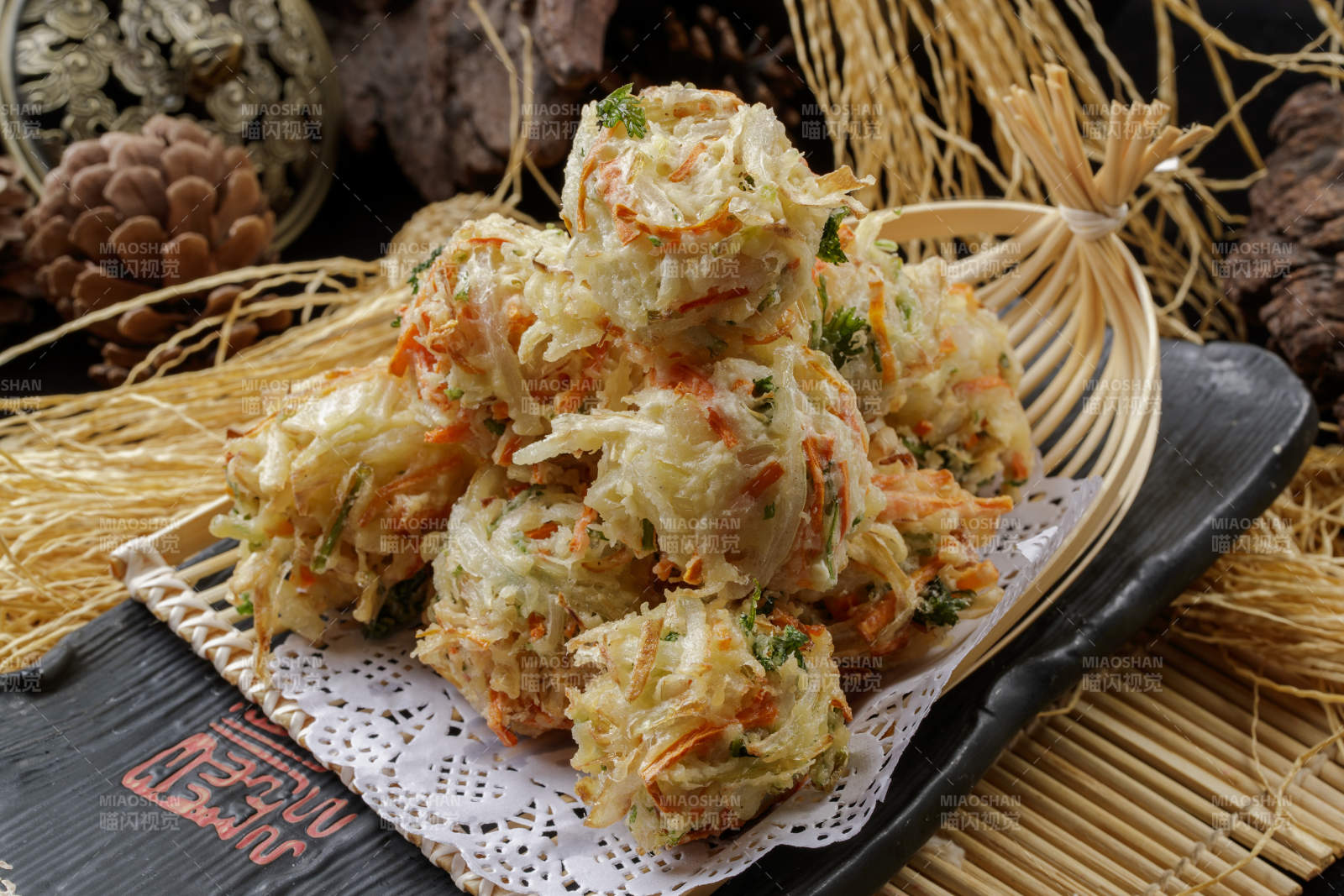 精美餐具装的油炸素丸子图片