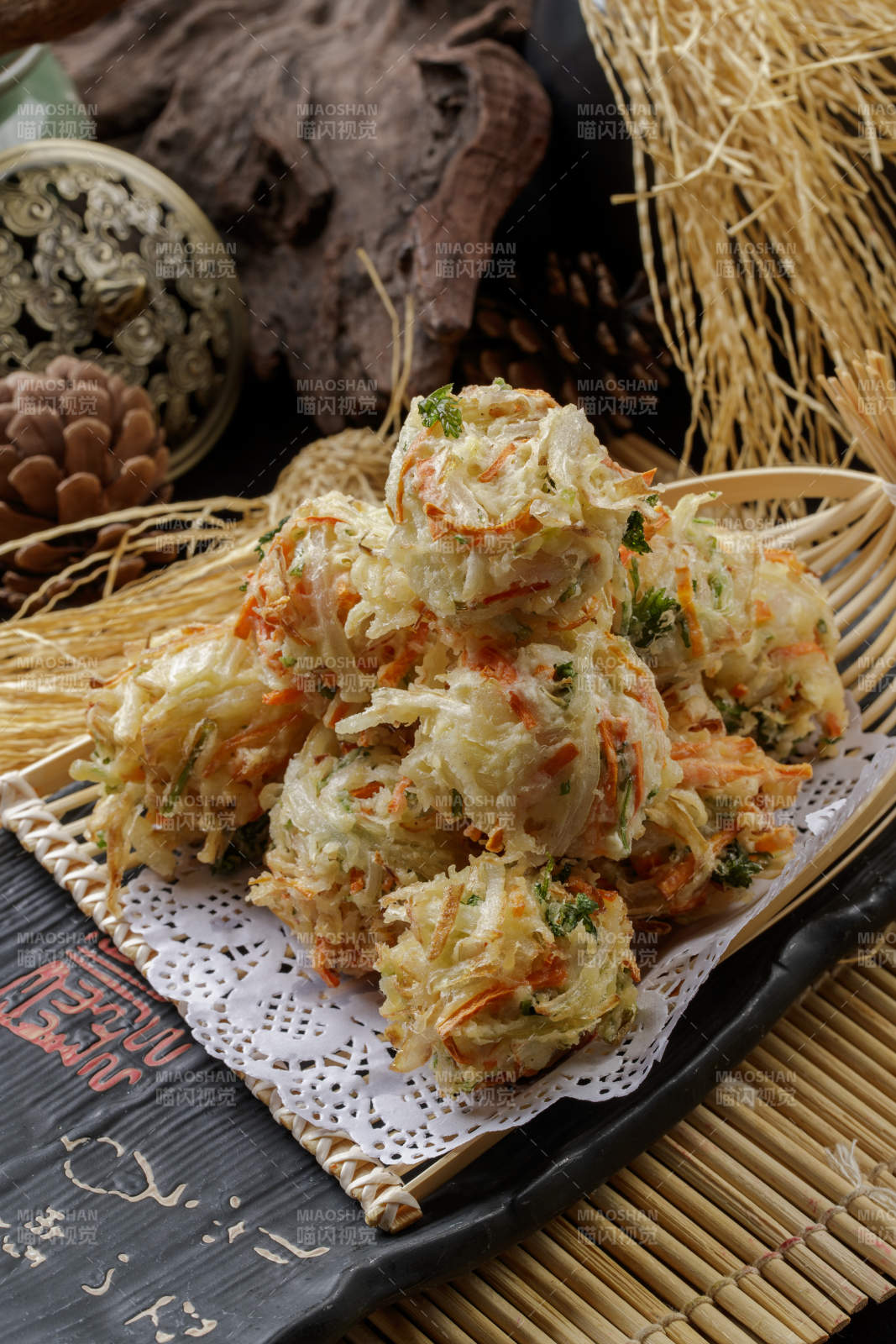 精美餐具装的油炸素丸子图片