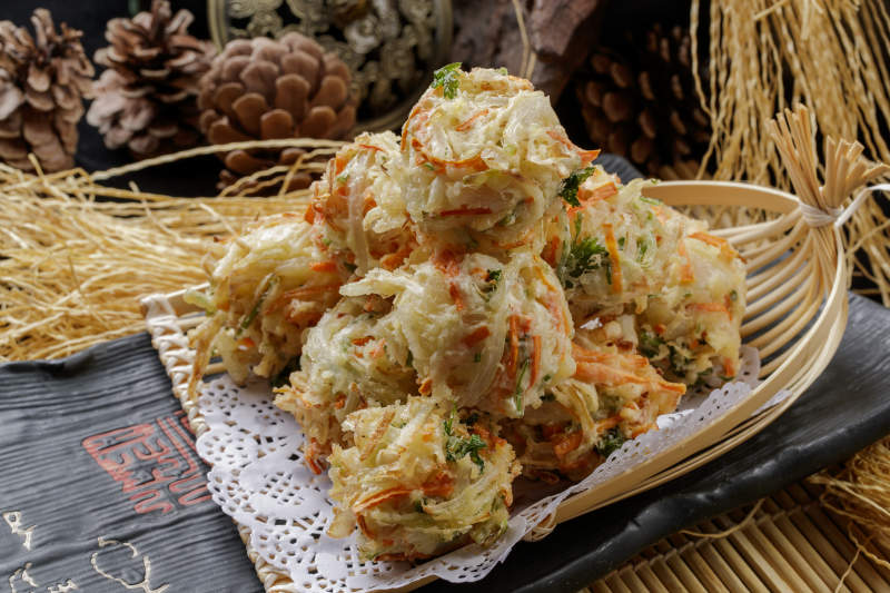 精美餐具装的油炸素丸子图片