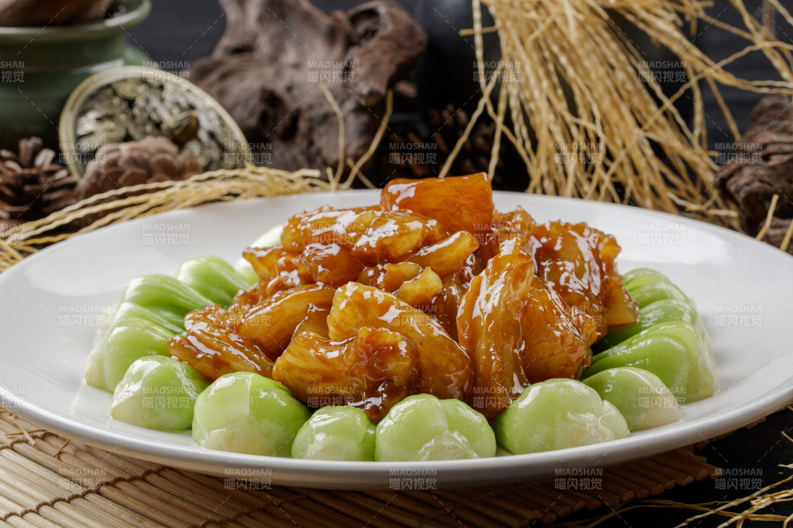 白色瓷盘装的红烧蹄筋图片