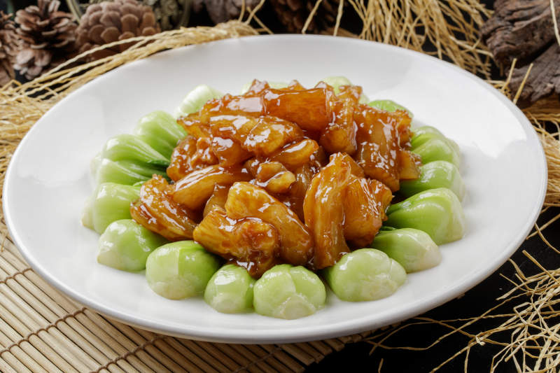 白色瓷盘装的红烧蹄筋图片