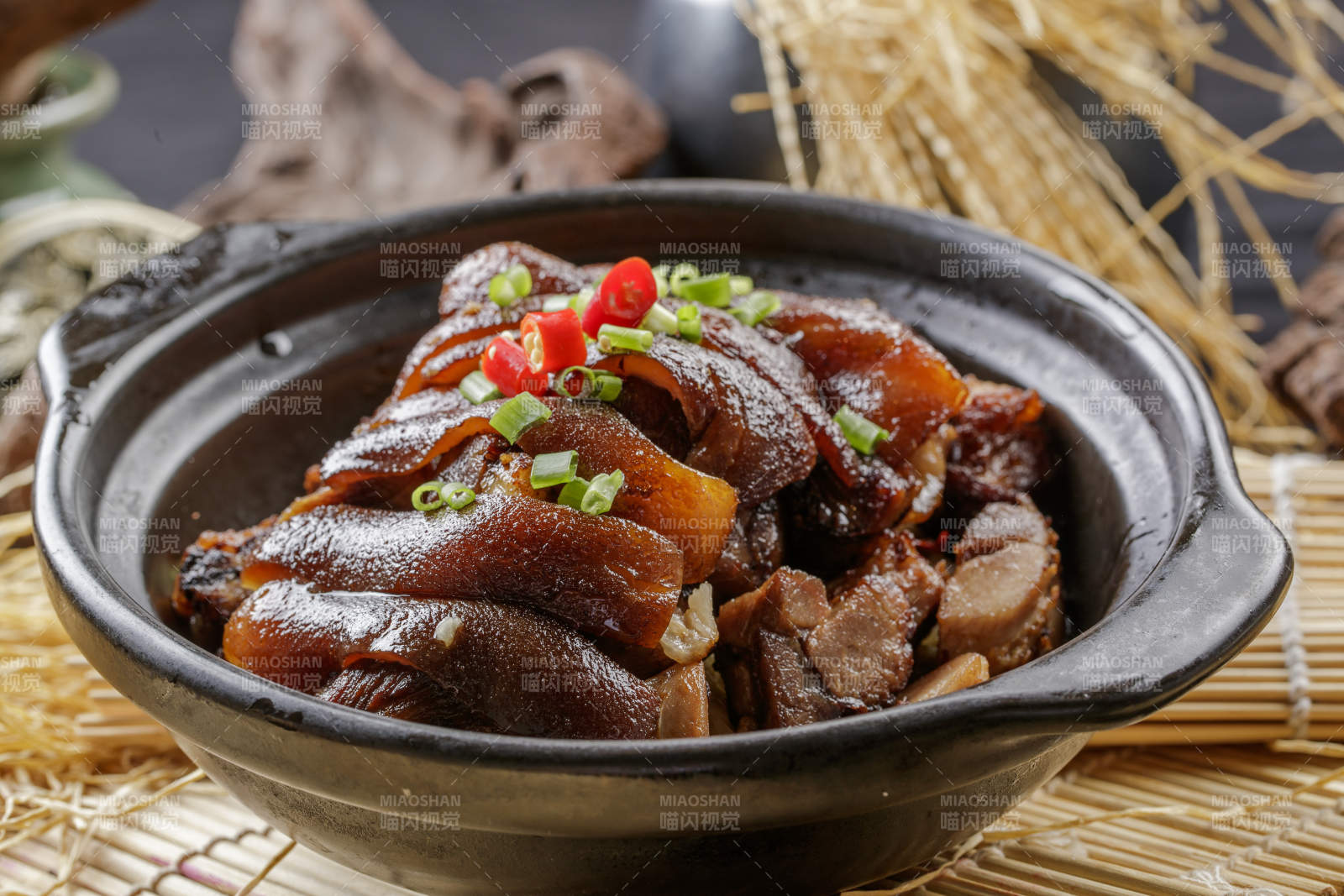 黑色砂锅装的酱焖猪肘子图片