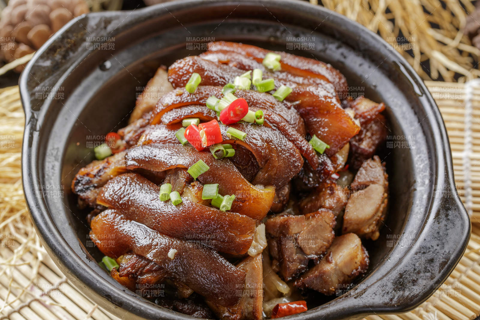 黑色砂锅装的酱焖猪肘子图片