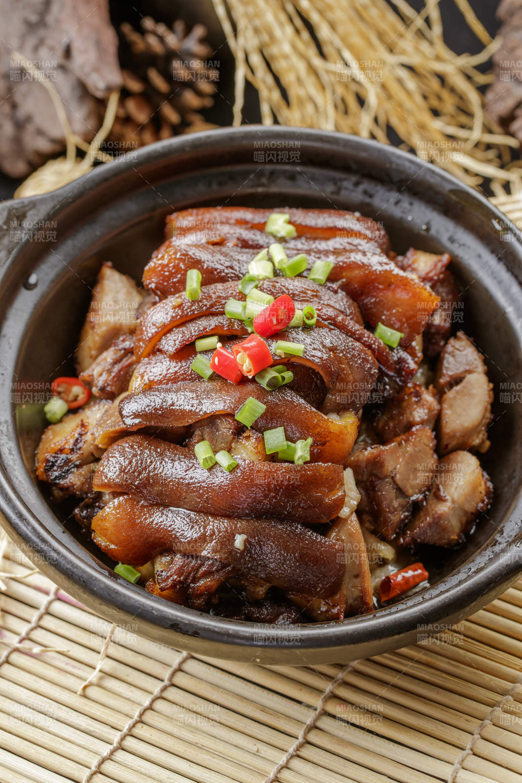 黑色砂锅装的酱焖猪肘子图片