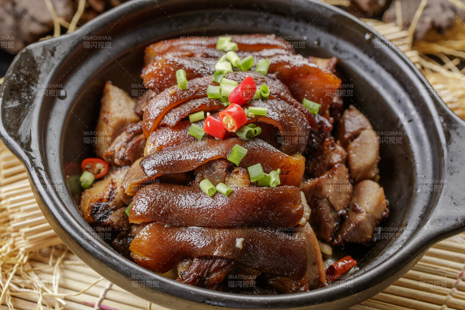 黑色砂锅装的酱焖猪肘子图片