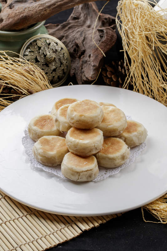 寿司帘上的圆瓷盘装的羊肉门丁图片