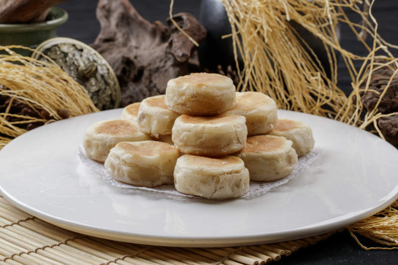 寿司帘上的圆瓷盘装的羊肉门丁图片