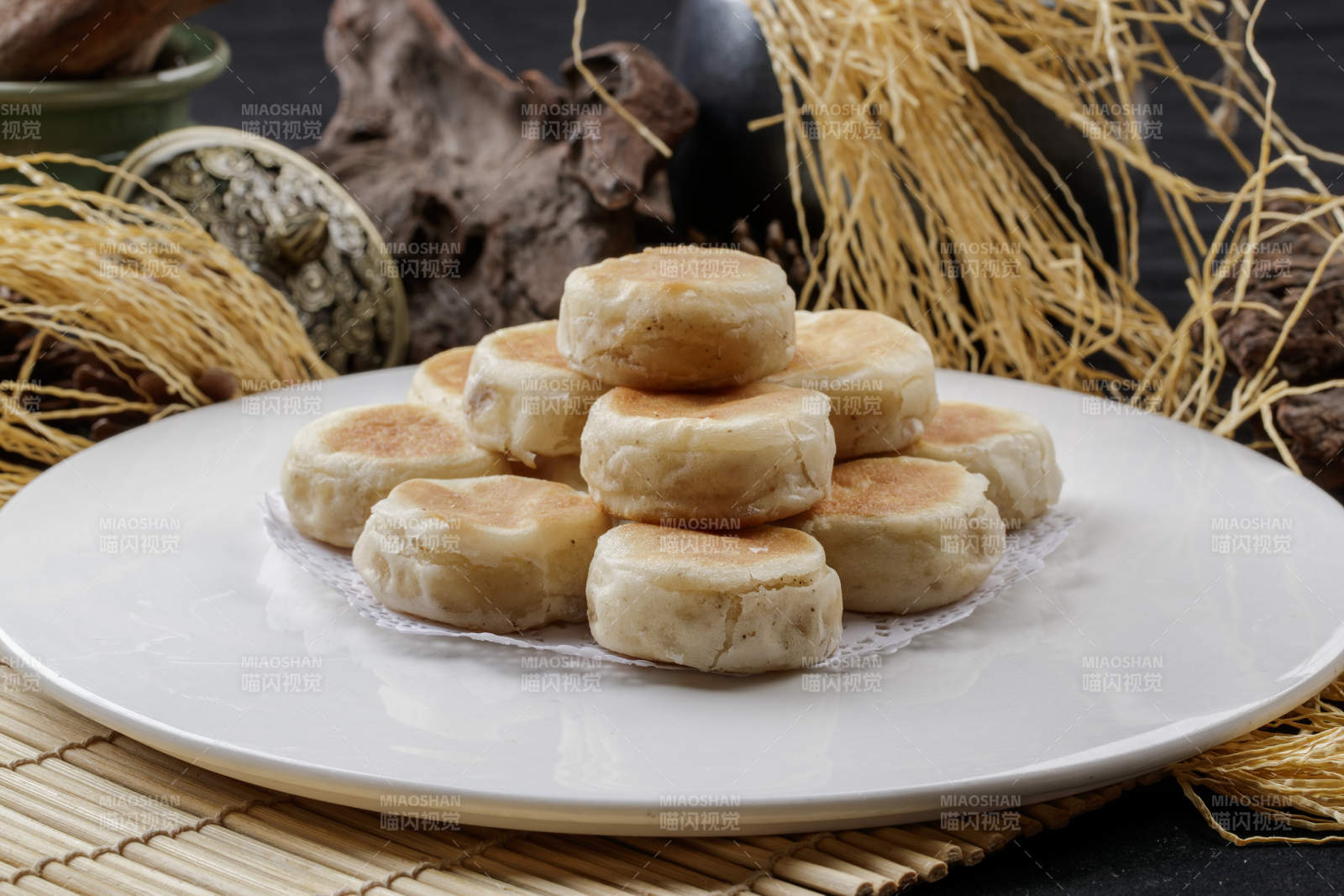 寿司帘上的圆瓷盘装的羊肉门丁图片