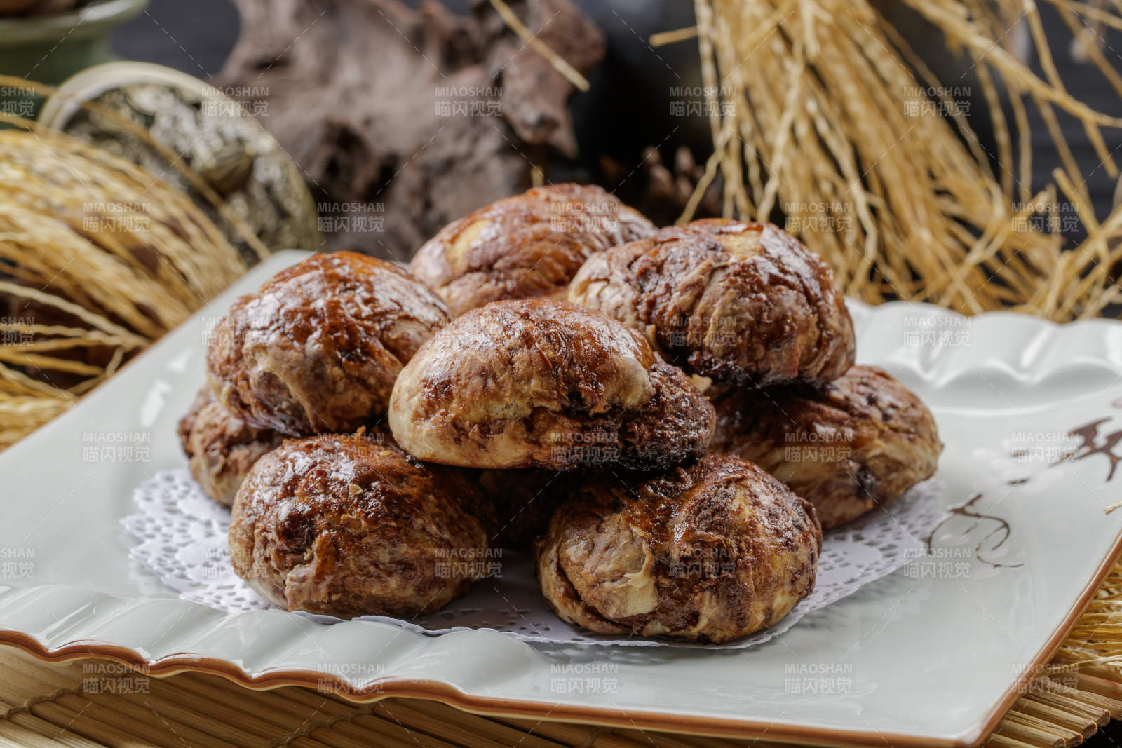 寿司帘上的方瓷盘装的红糖麻酱饼图片