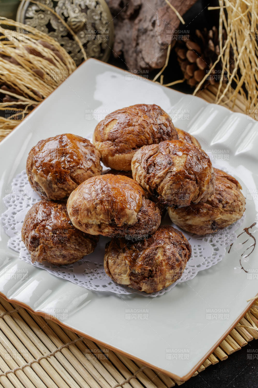 寿司帘上的方瓷盘装的红糖麻酱饼图片