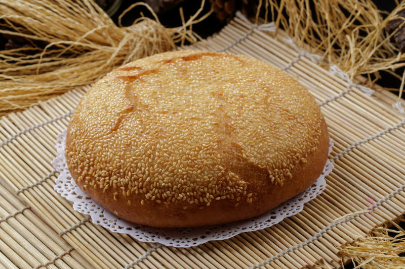 寿司帘上摆放的油炸大油香图片