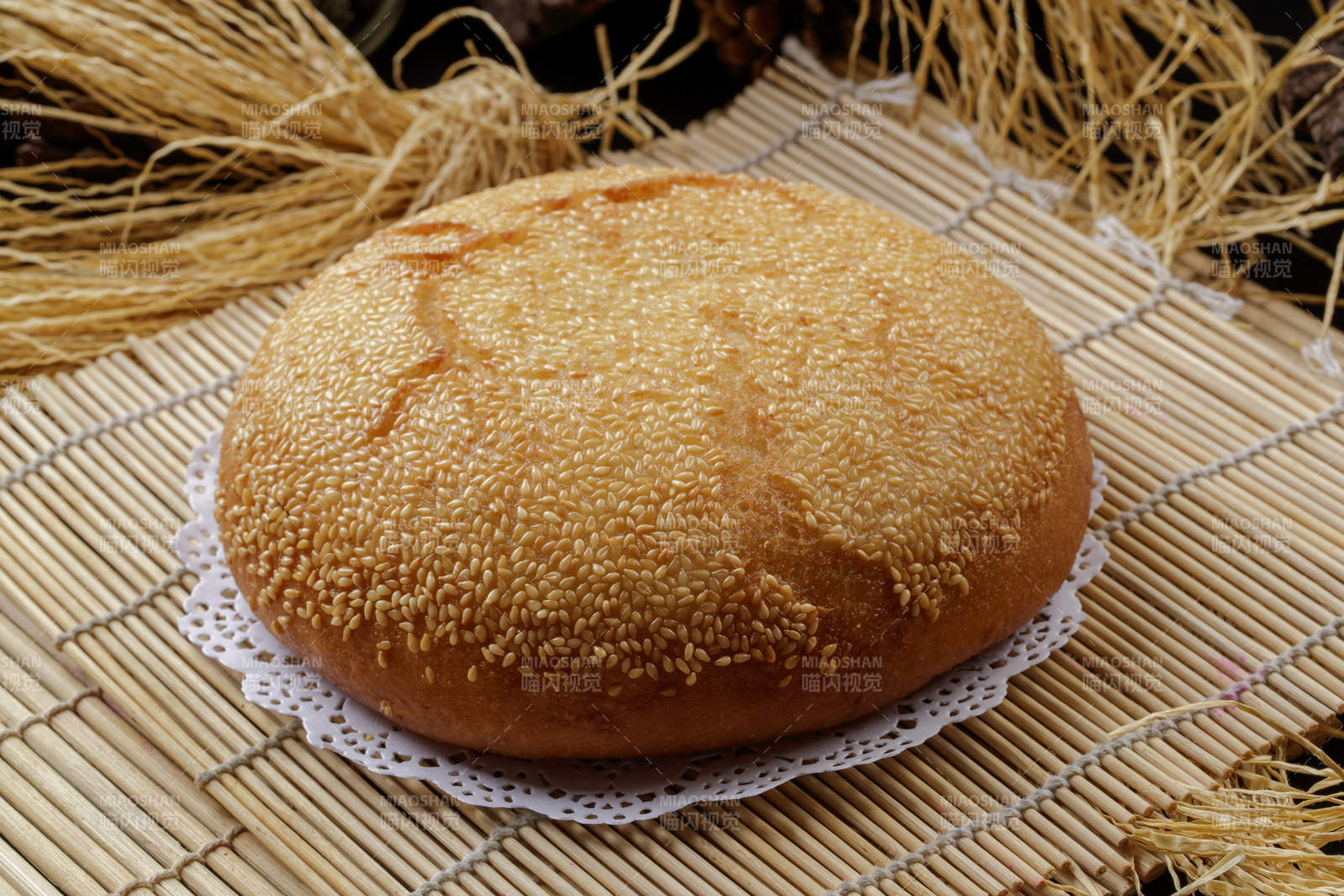 寿司帘上摆放的油炸大油香图片