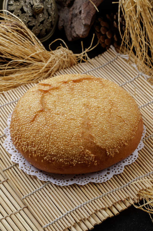 寿司帘上摆放的油炸大油香图片