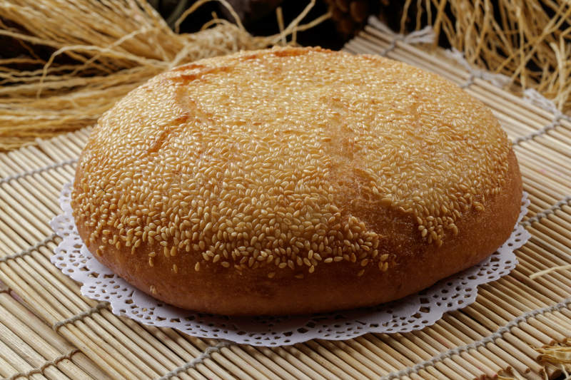 寿司帘上摆放的油炸大油香图片