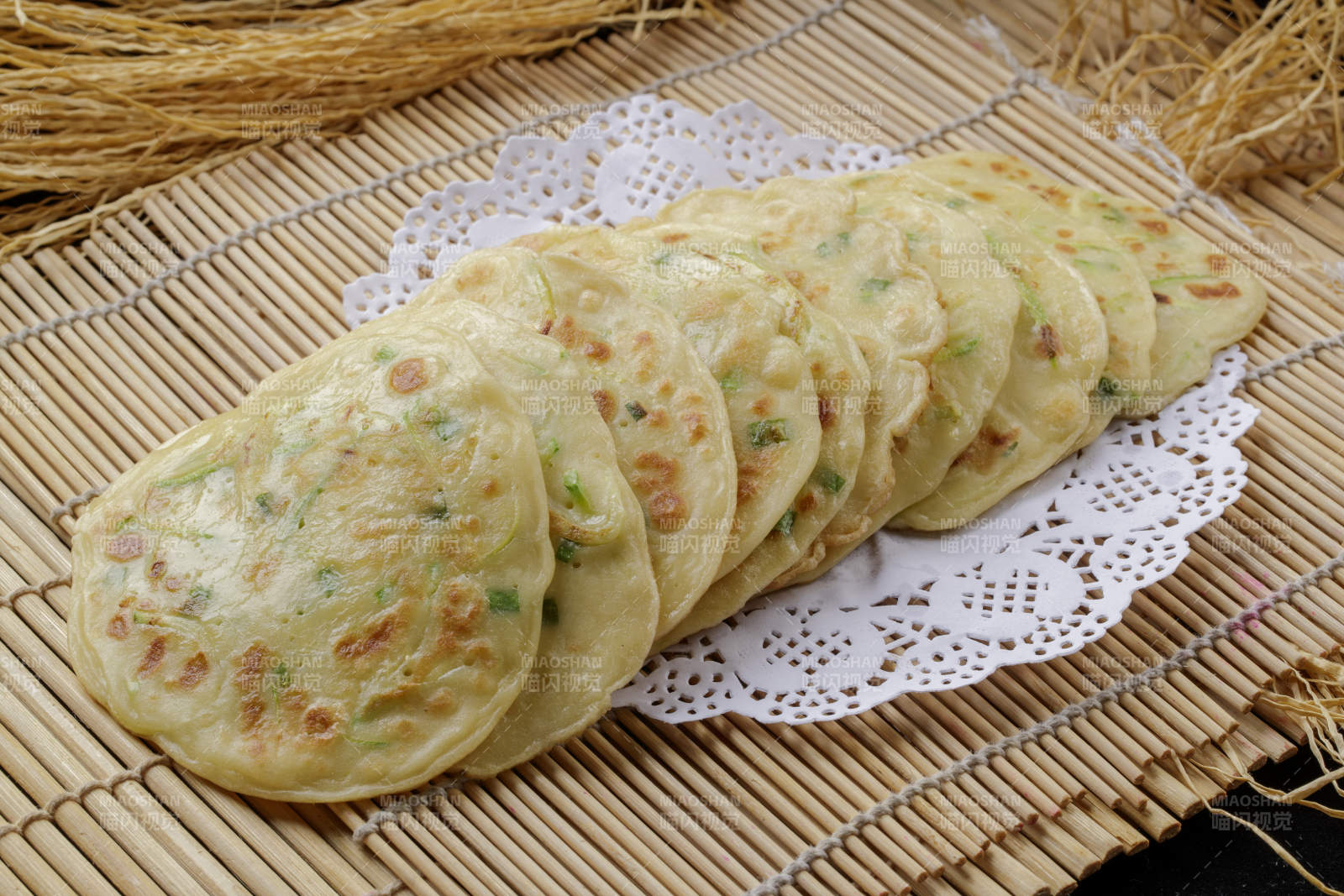 寿司帘上摆放的美味玉米滩簧饼图片