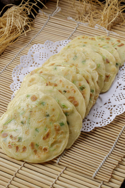 寿司帘上摆放的美味玉米滩簧饼图片