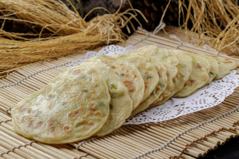 寿司帘上摆放的美味玉米滩簧饼图片