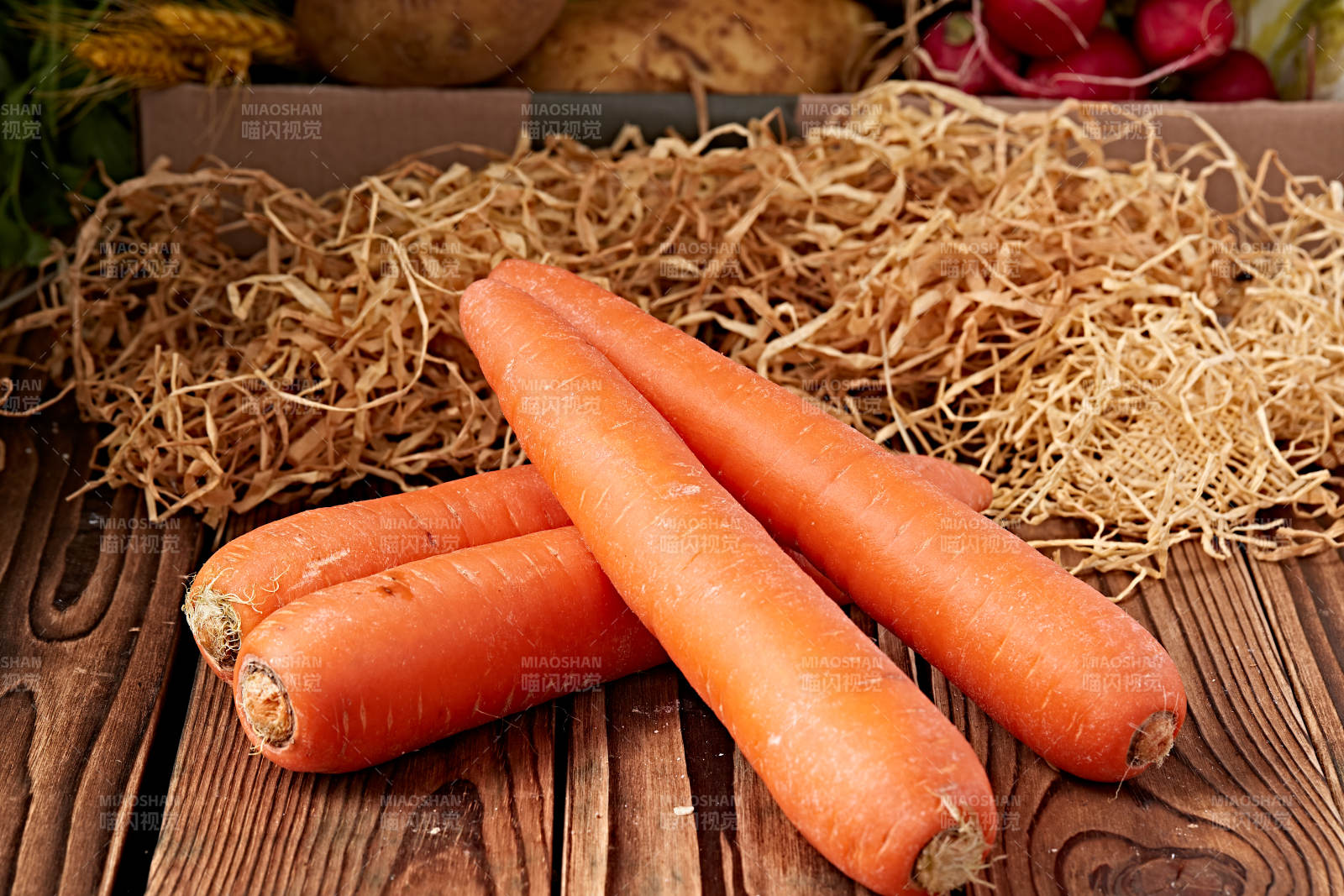 新鲜采摘有机蔬菜胡萝卜图片