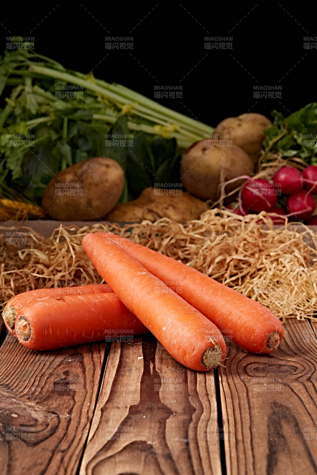 新鲜采摘有机蔬菜胡萝卜图片