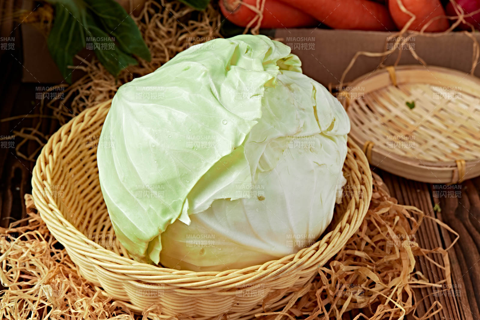 新鲜采摘有机蔬菜圆白菜图片