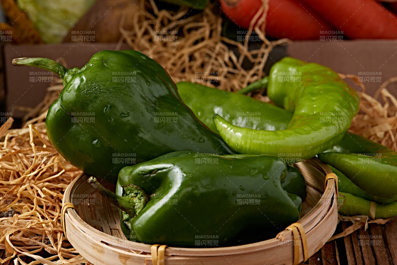 新鲜采摘有机蔬菜青辣椒菜椒图片