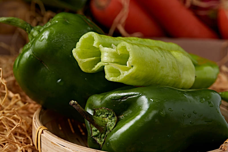 新鲜采摘有机蔬菜青辣椒菜椒图片