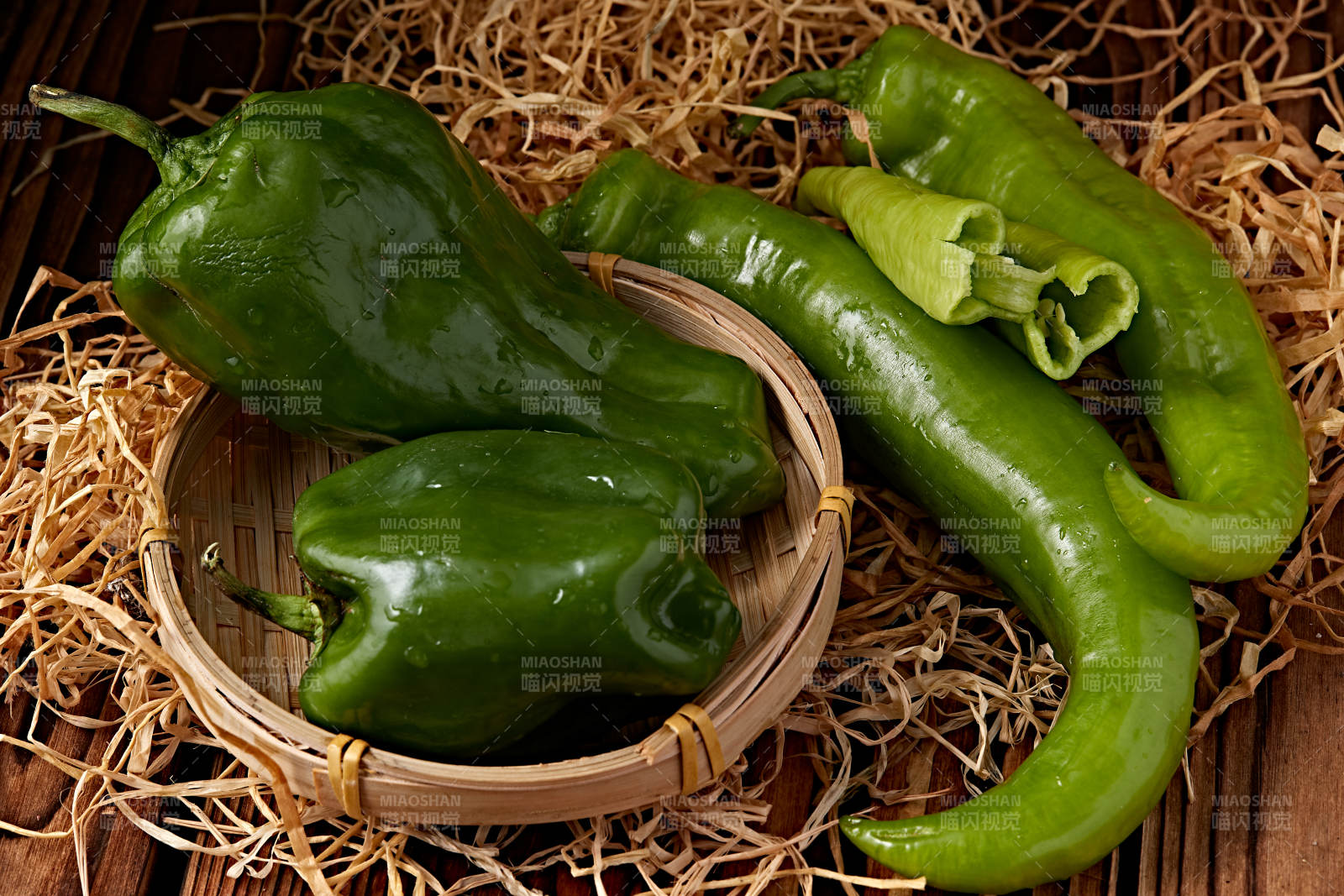 新鲜采摘有机蔬菜青辣椒菜椒图片