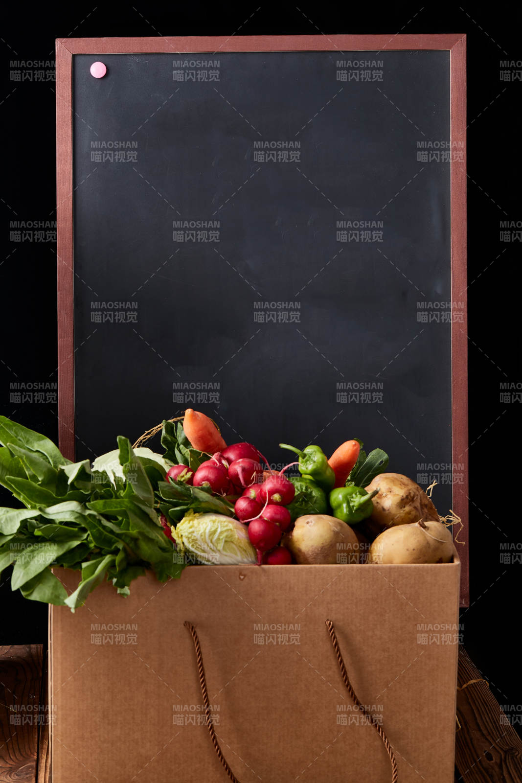 一堆农场新鲜采摘蔬菜图片