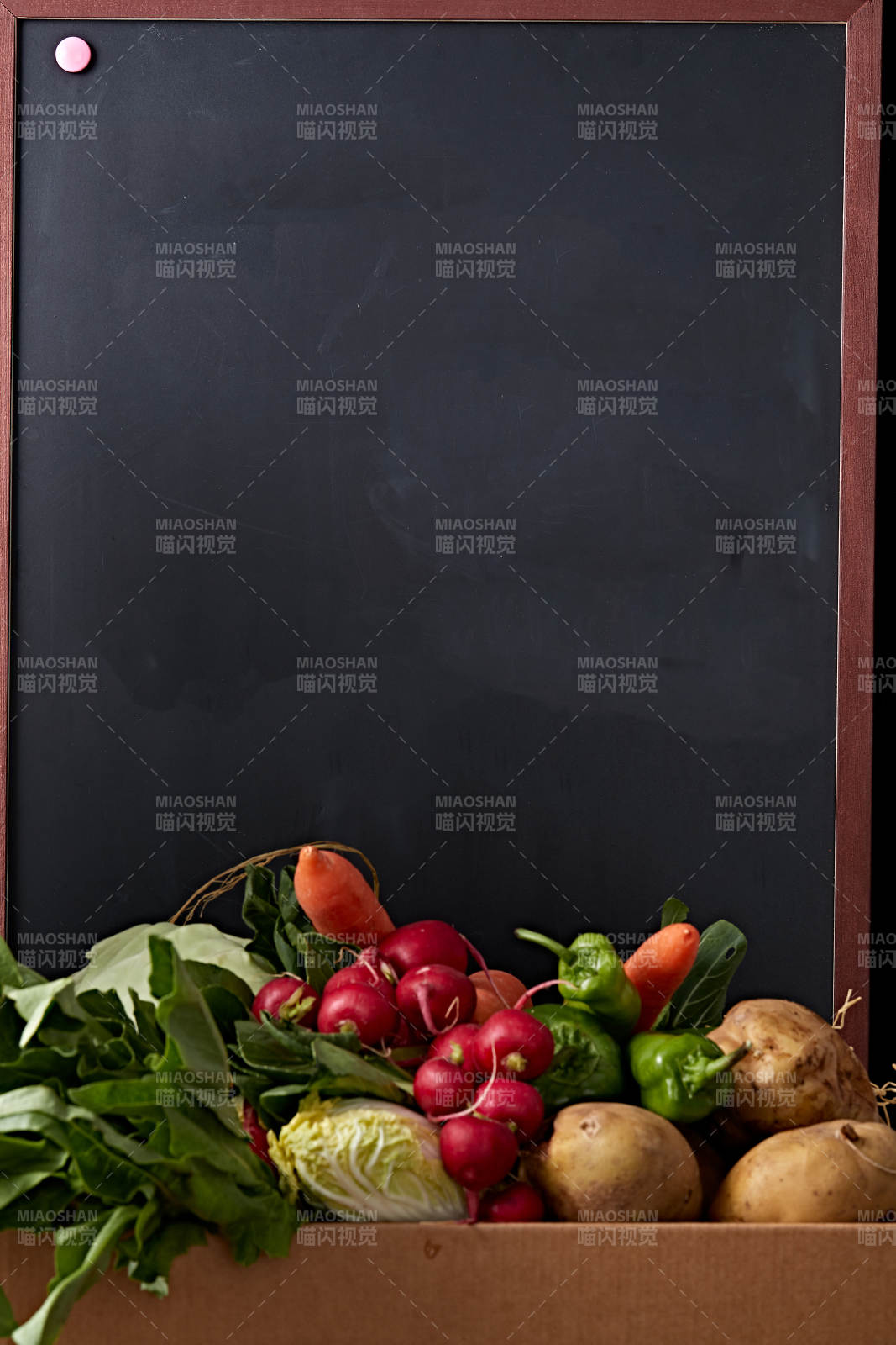 一堆农场新鲜采摘蔬菜图片