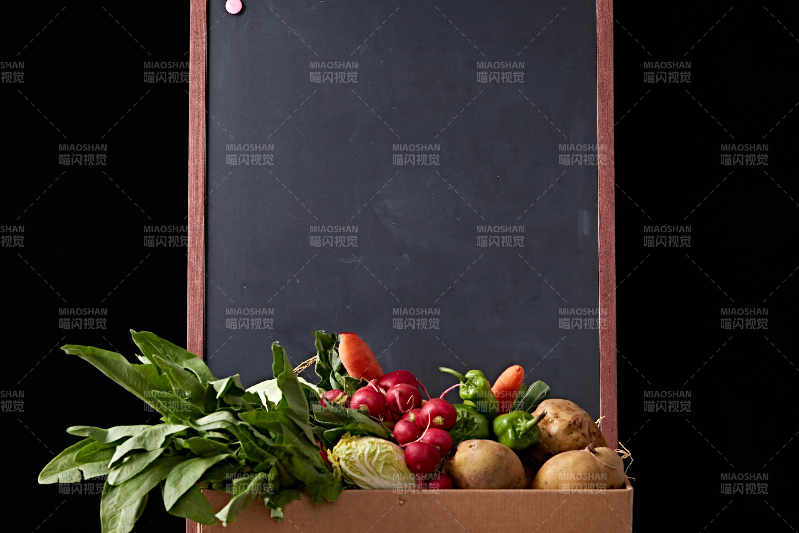 一堆农场新鲜采摘蔬菜图片