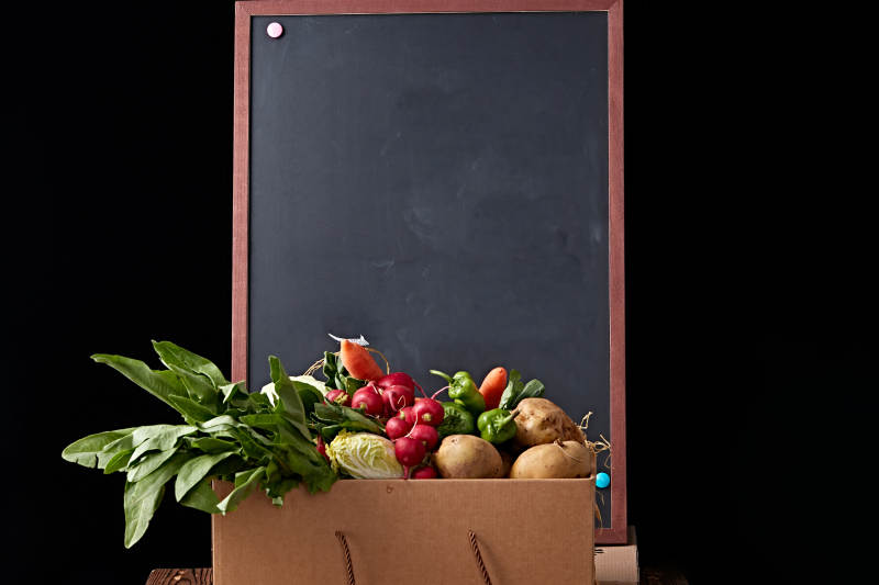 一堆农场新鲜采摘蔬菜图片