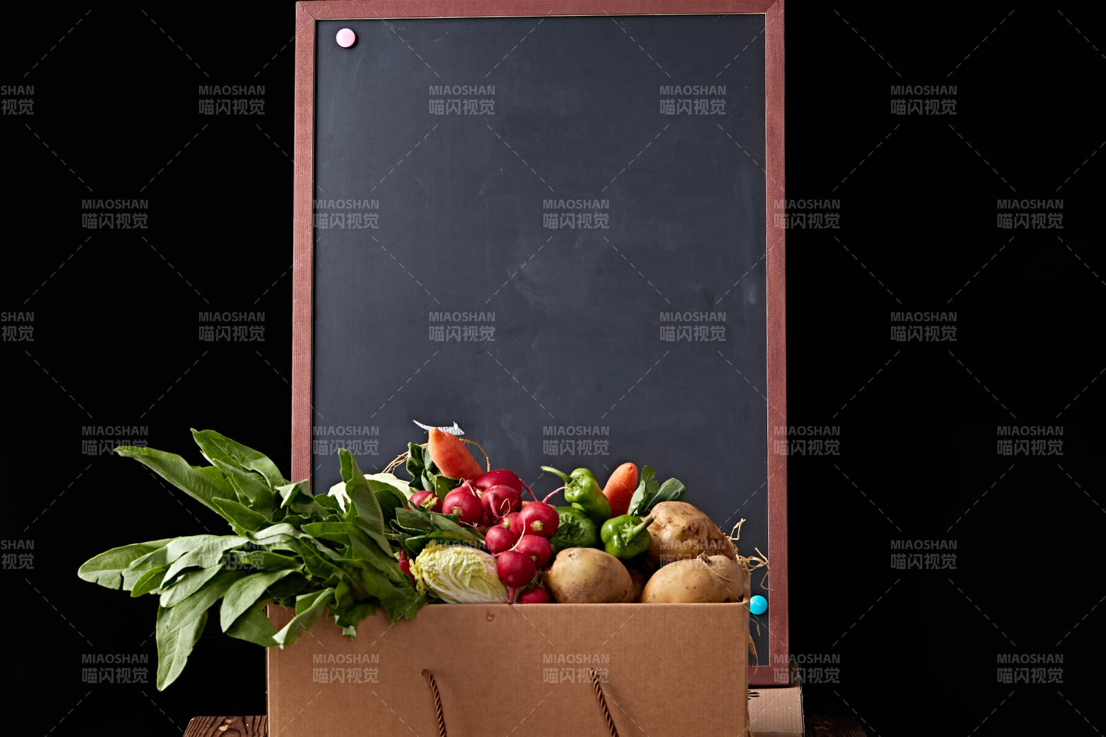 一堆农场新鲜采摘蔬菜图片