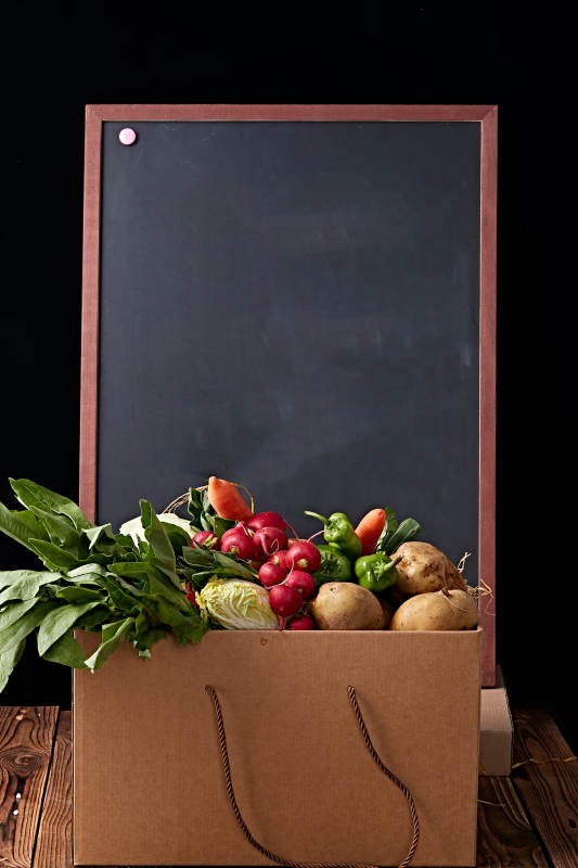 一堆农场新鲜采摘蔬菜图片