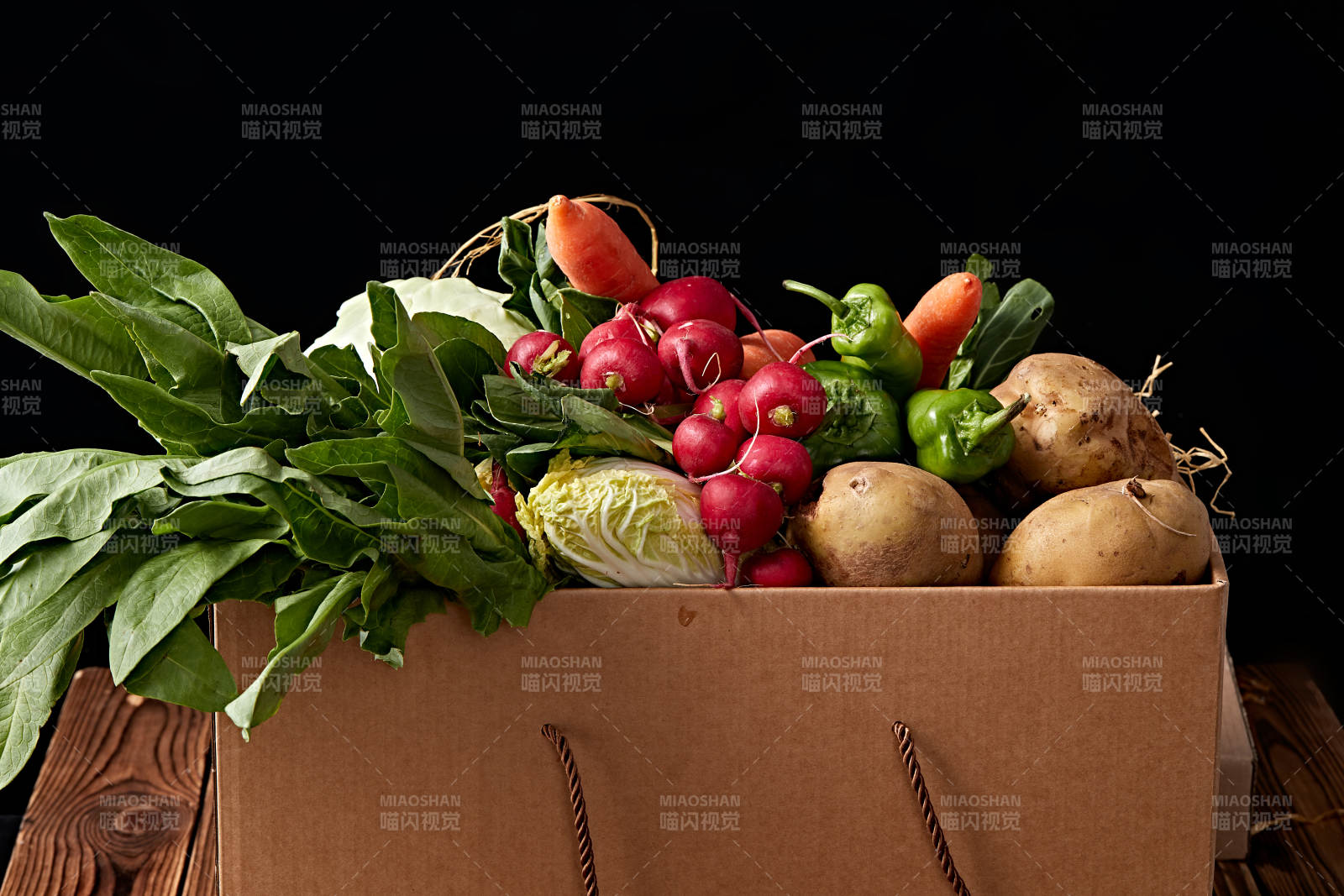 一堆农场新鲜采摘蔬菜图片