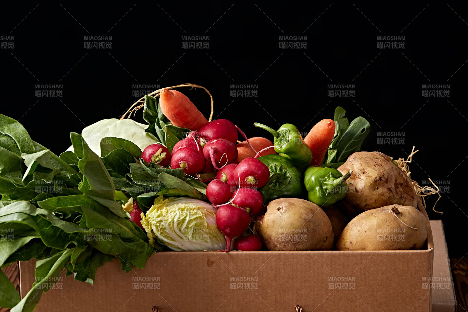 一堆农场新鲜采摘蔬菜图片