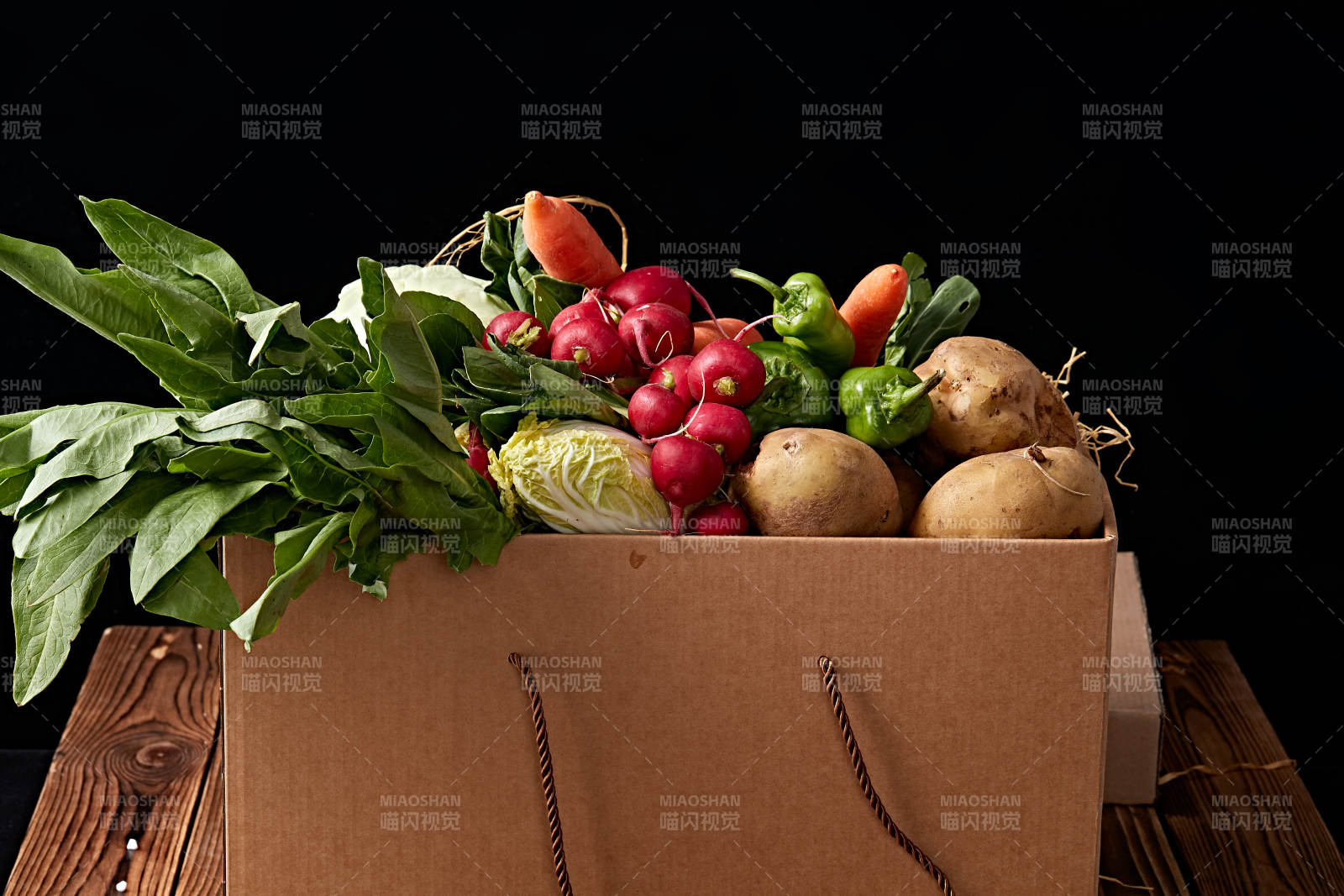 一堆农场新鲜采摘蔬菜图片