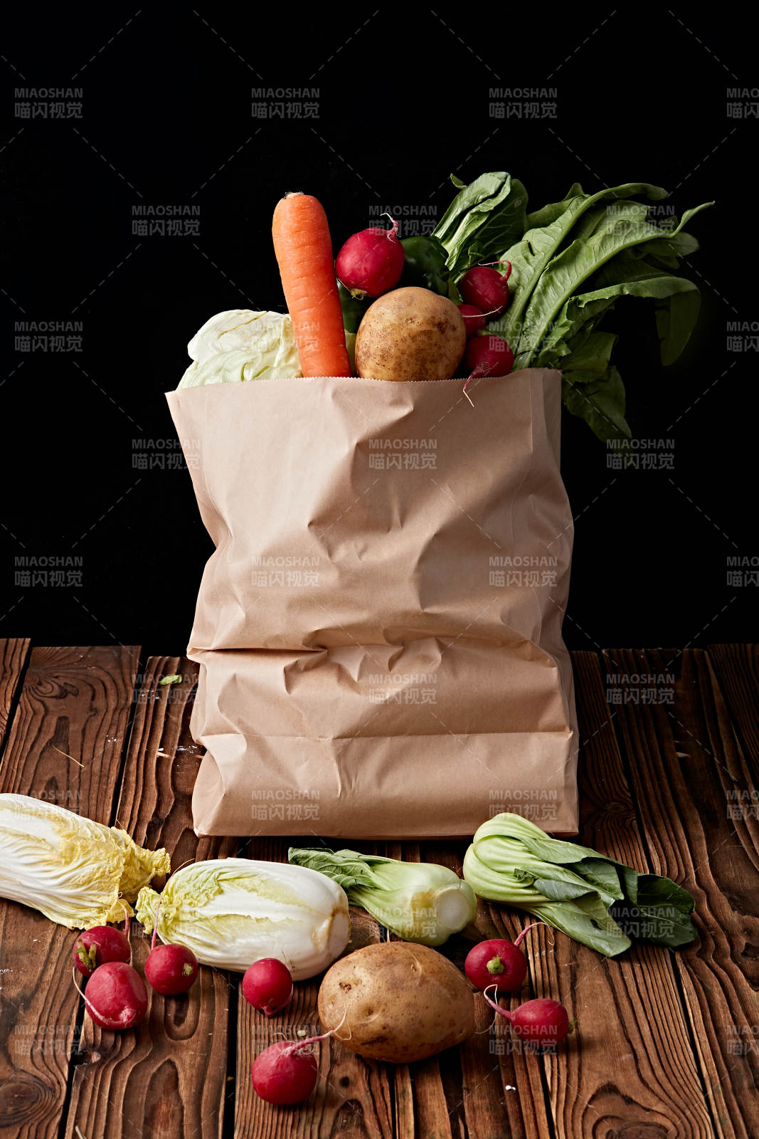 一堆农场新鲜采摘蔬菜图片