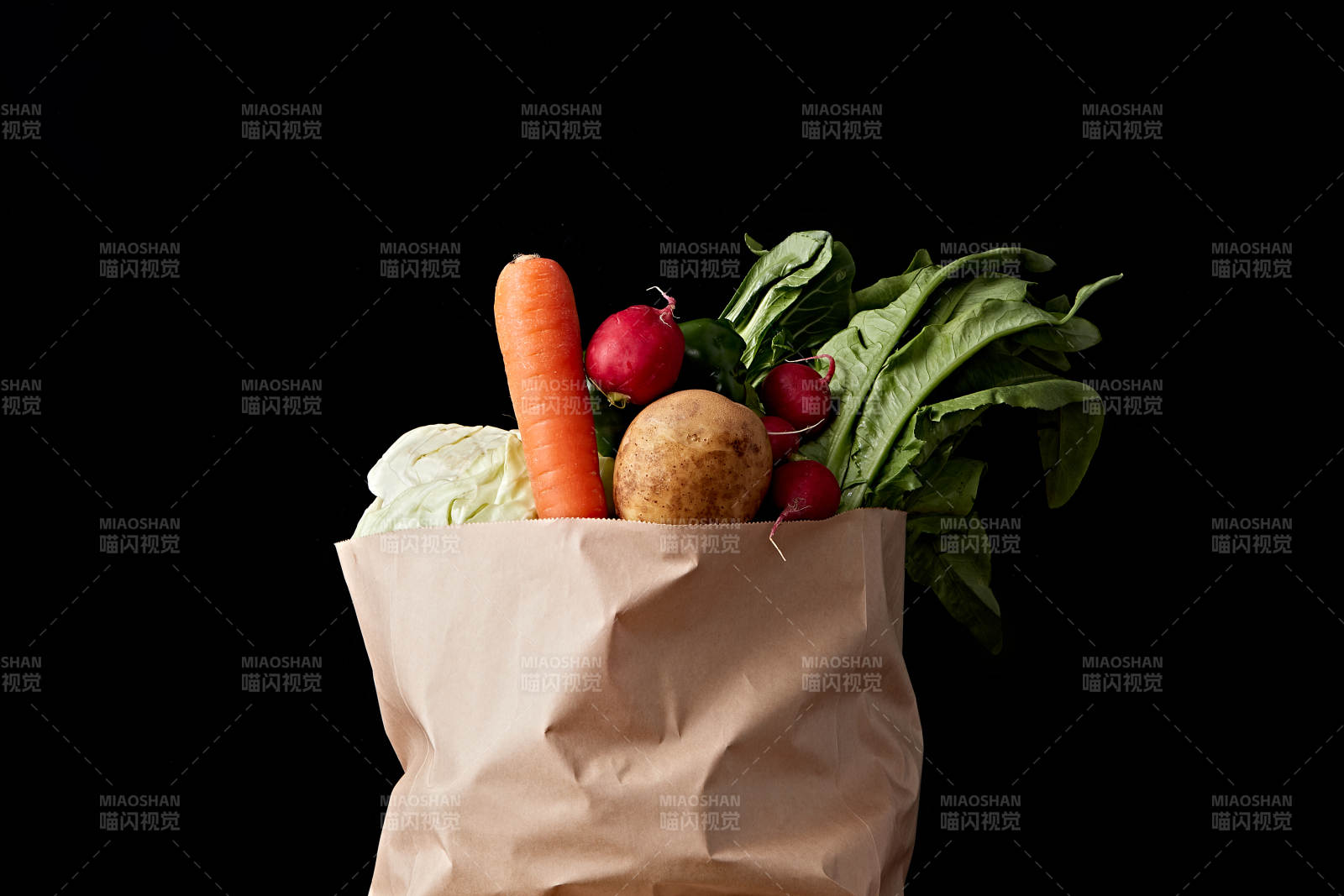 一堆农场新鲜采摘蔬菜图片