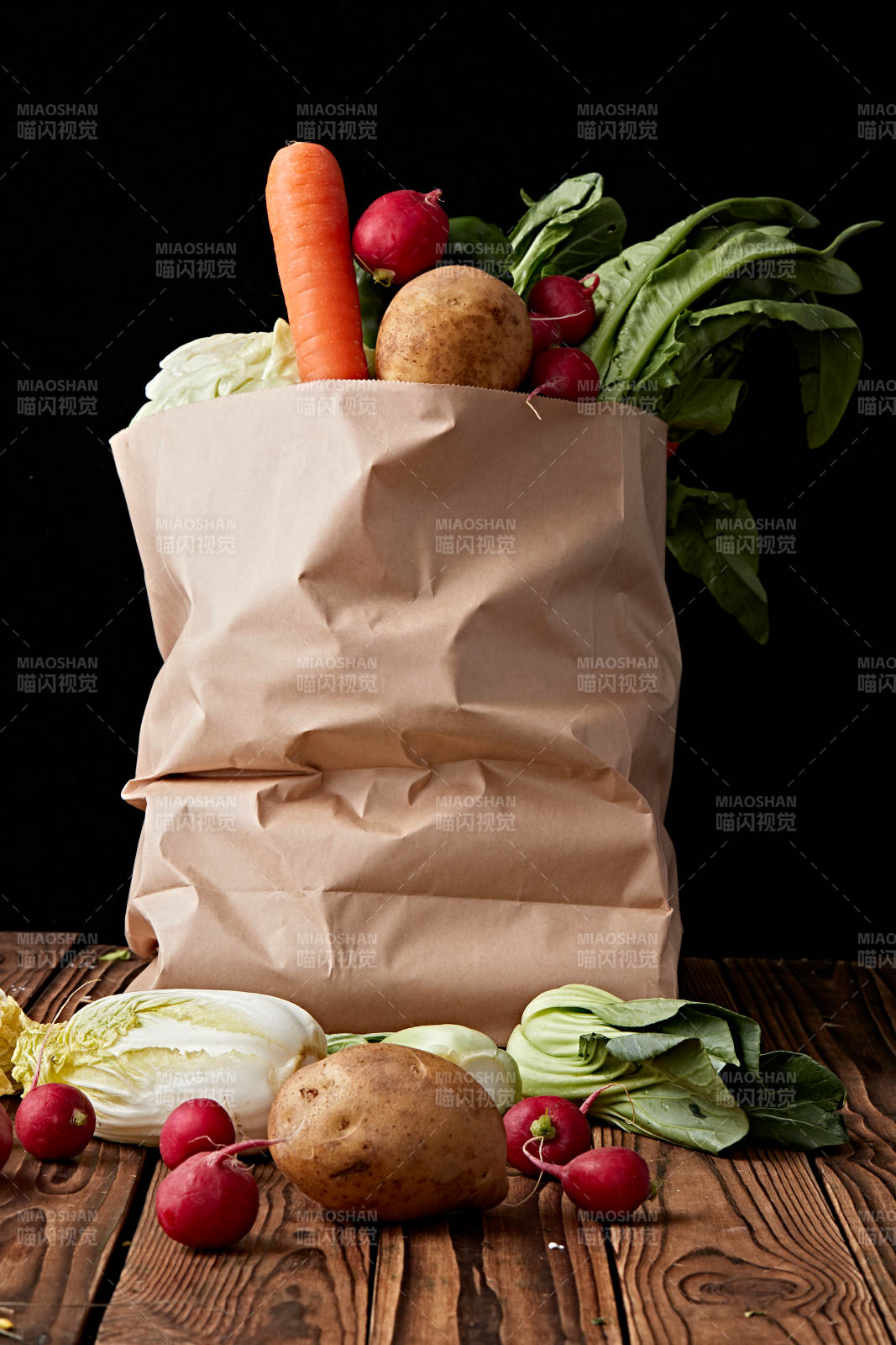 一堆农场新鲜采摘蔬菜图片