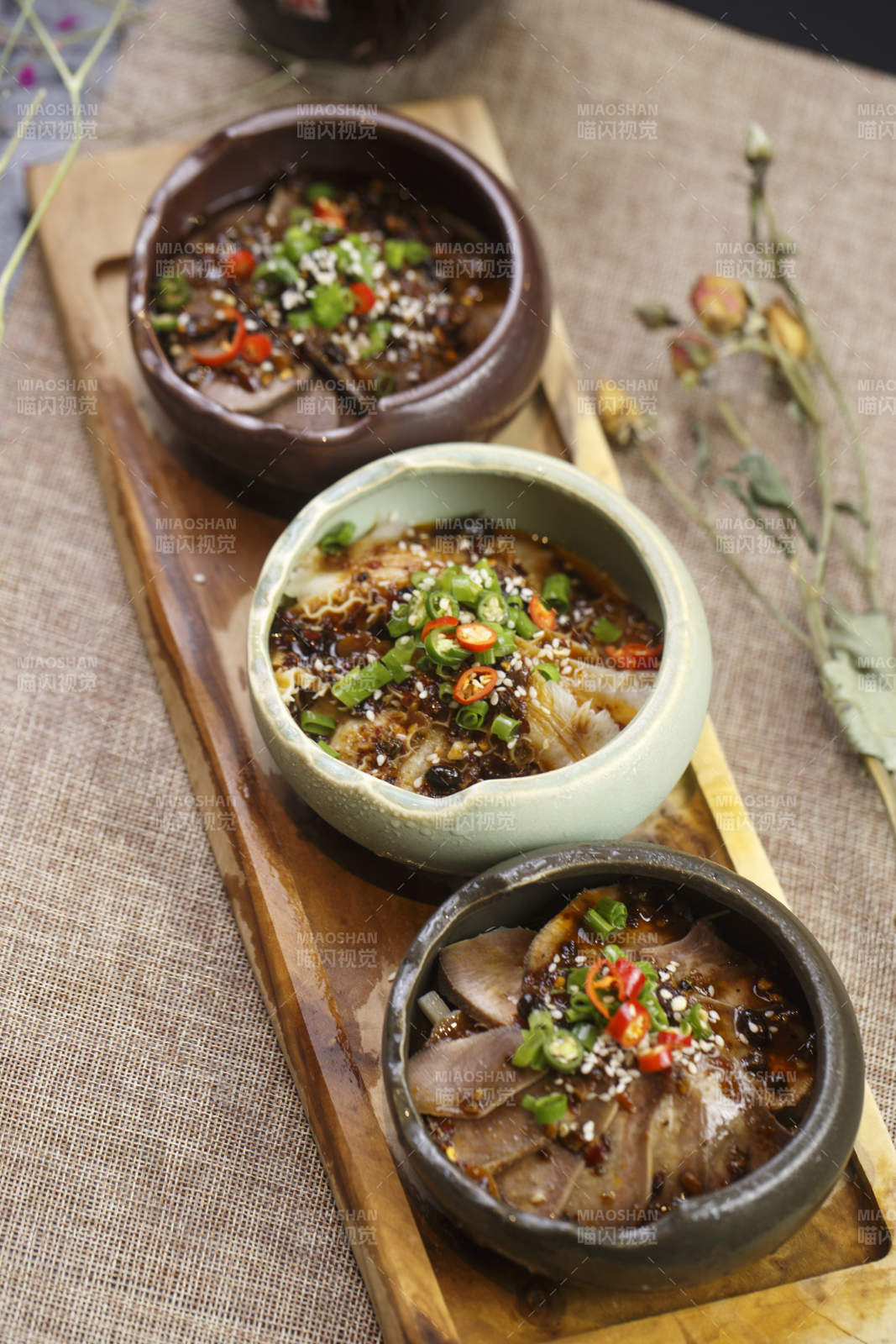 木质托盘装的川香三杯聚图片