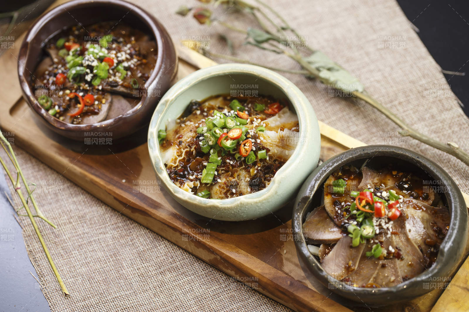 木质托盘装的川香三杯聚图片