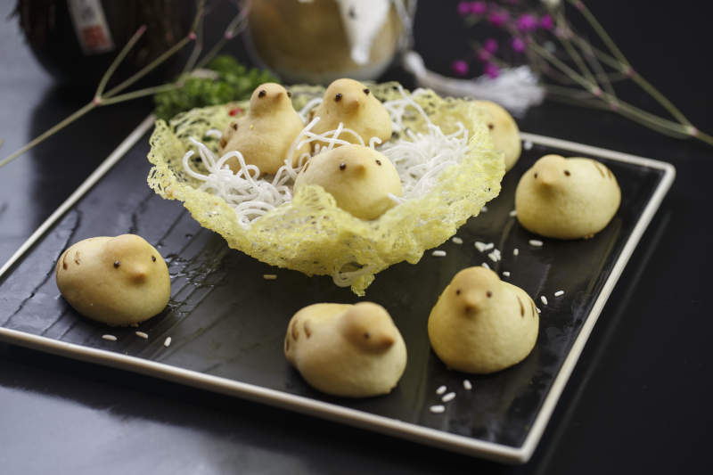 黑色瓷盘装的奶香小鸡酥图片