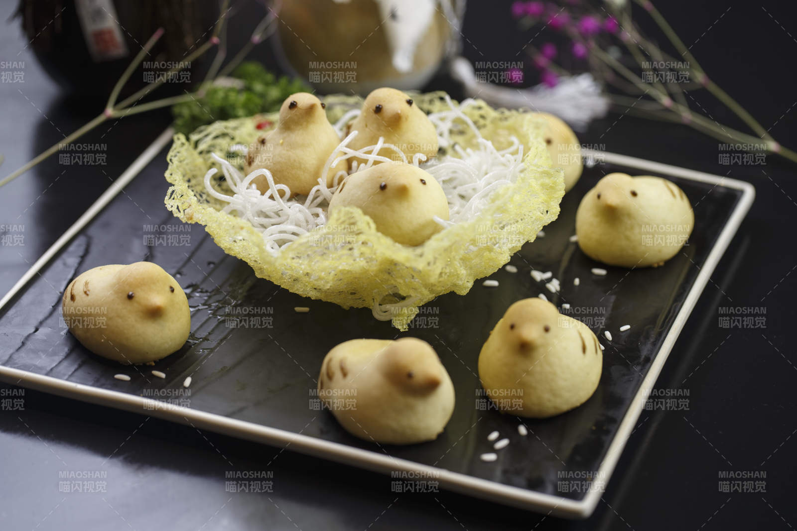 黑色瓷盘装的奶香小鸡酥图片