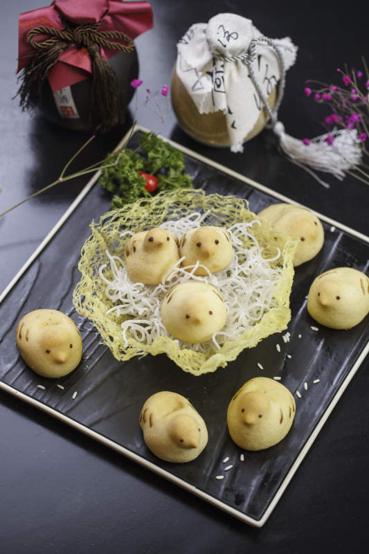 黑色瓷盘装的奶香小鸡酥图片