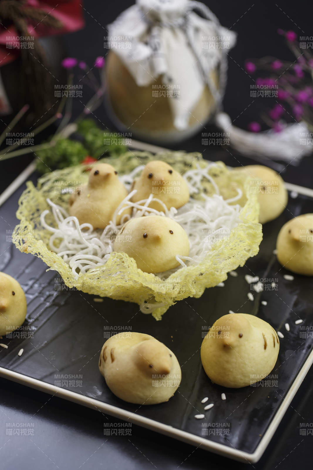 黑色瓷盘装的奶香小鸡酥图片