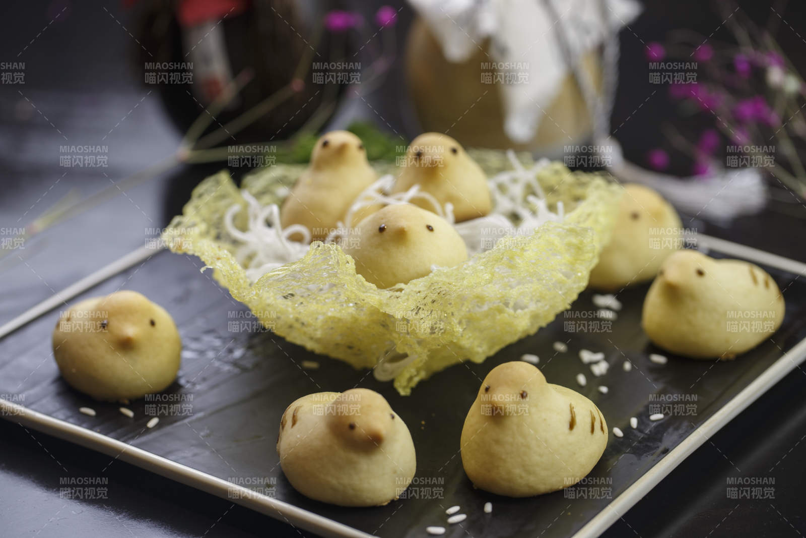 黑色瓷盘装的奶香小鸡酥图片